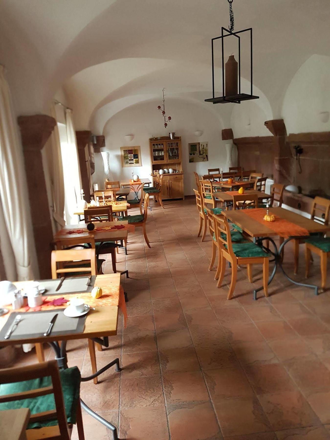 Alter Winzerhof Weisenheim Am Berg E.K. Hotel Exterior photo